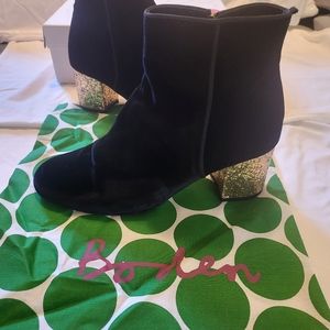 Boden Ankle Boots; Black upper w Gold heels; UK 39